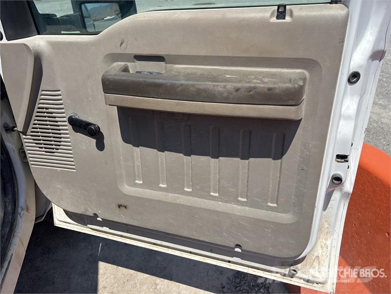 Ford F-350 XL 4x4 Utility Truck Lava-autot