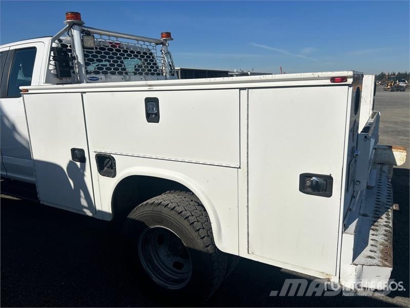 Ford F-350 XL 4x4 Utility Truck 皮卡.傳統半斗卡車/側卸板