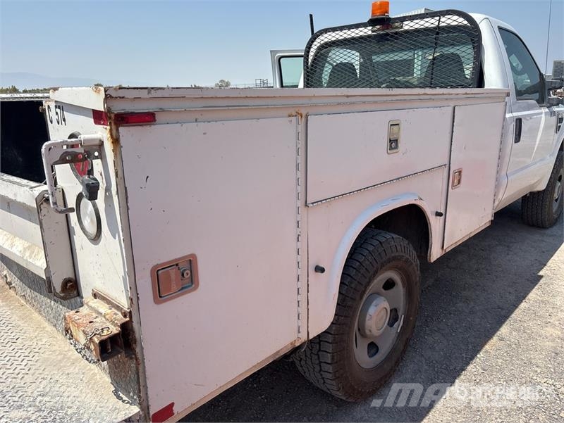 Ford F-350 XL 4x4 Utility Truck Lava-autot