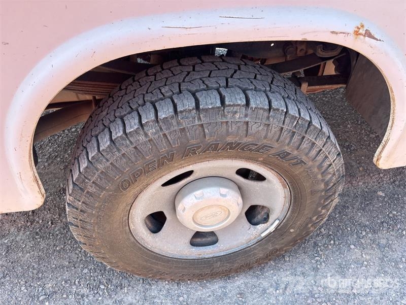Ford F-350 XL 4x4 Utility Truck Lava-autot