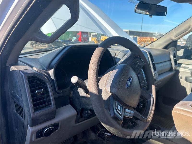 Ford F-350 XL 4x4 Utility Truck 皮卡.傳統半斗卡車/側卸板