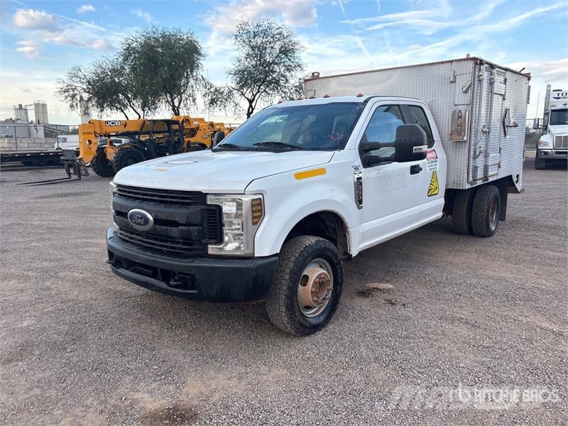 Ford F-350 XL 4x4 Van / Box Van Truck Van Body Trucks