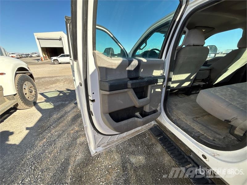 Ford F-350 XLT 4x4 Crew Cab Utility Truck Bestelwagens met open laadbak