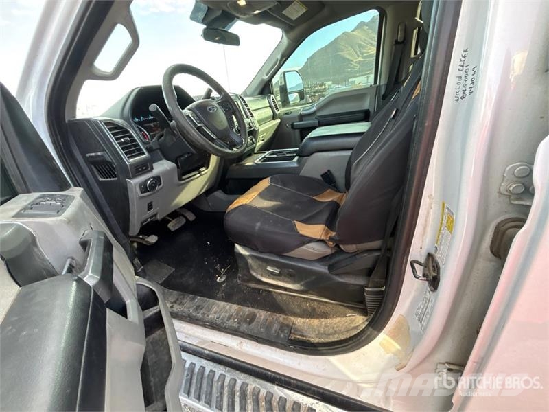 Ford F-350 XLT 4x4 Crew Cab Pickup Other