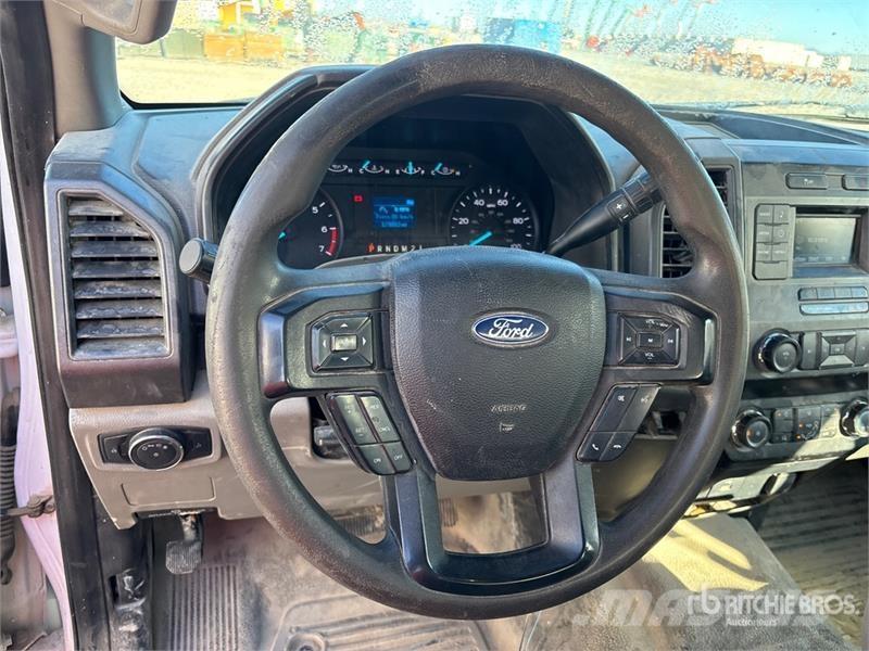 Ford F-350 XLT 4x4 Crew Cab Utility Truck Bestelwagens met open laadbak