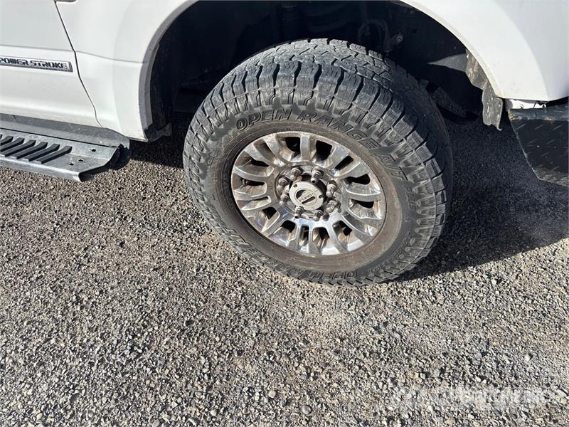 Ford F-350 XLT 4x4 Crew Cab Pickup Other