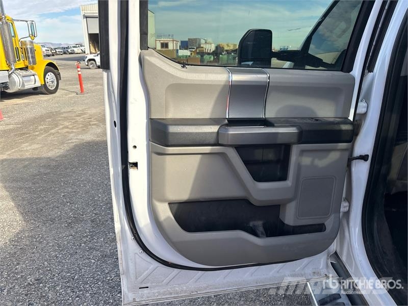 Ford F-350 XLT 4x4 Crew Cab Pickup Other