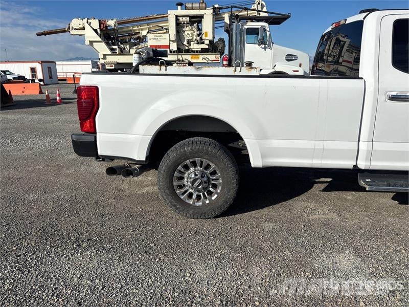 Ford F-350 XLT 4x4 Crew Cab Pickup Other