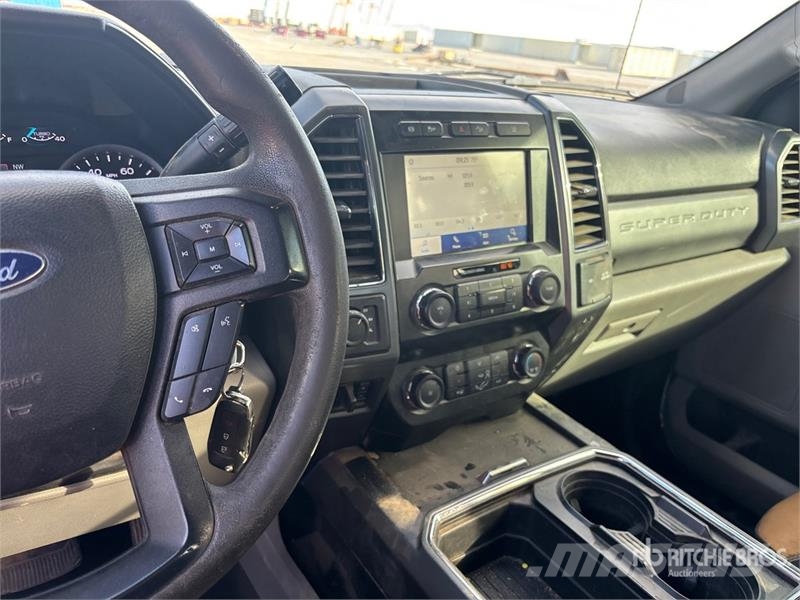 Ford F-350 XLT 4x4 Crew Cab Pickup Other