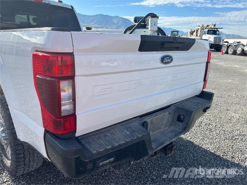 Ford F-350 XLT 4x4 Crew Cab Pickup Other