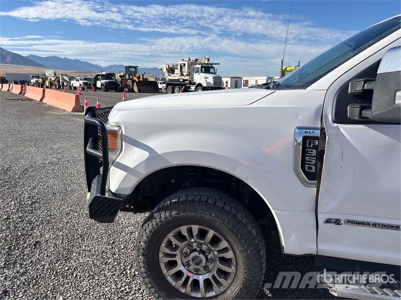 Ford F-350 XLT 4x4 Crew Cab Pickup Other