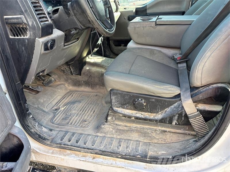 Ford F-350 XLT 4x4 Crew Cab Utility Truck Bestelwagens met open laadbak