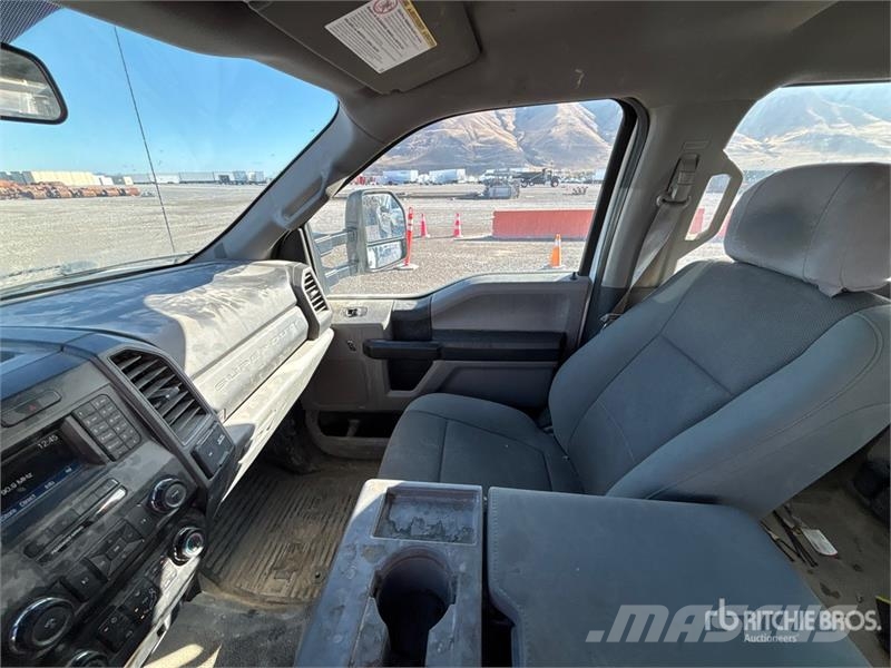 Ford F-350 XLT 4x4 Crew Cab Utility Truck Bestelwagens met open laadbak