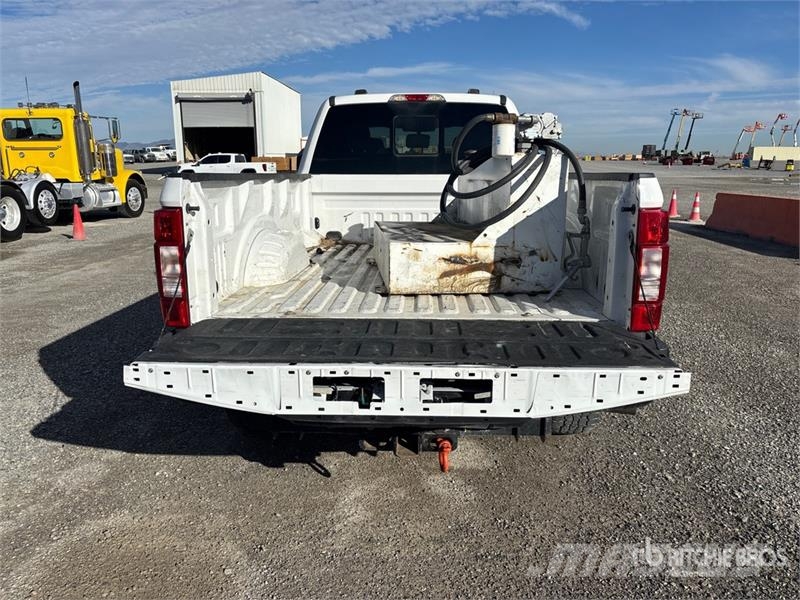 Ford F-350 XLT 4x4 Crew Cab Pickup Other