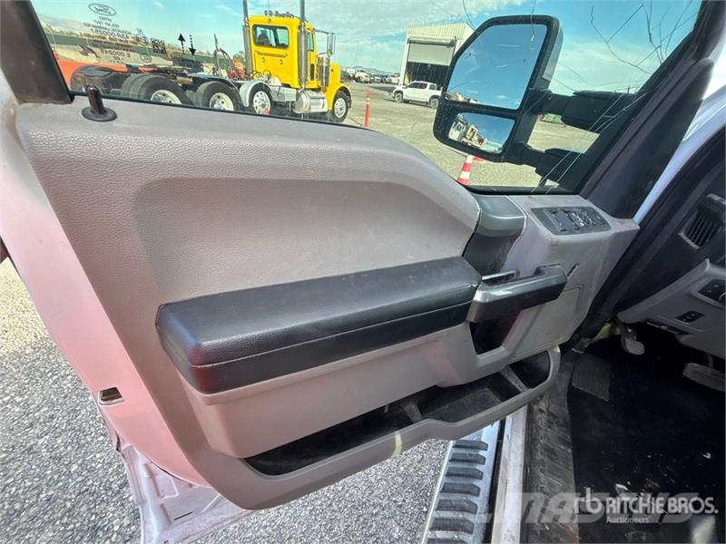 Ford F-350 XLT 4x4 Crew Cab Pickup Other