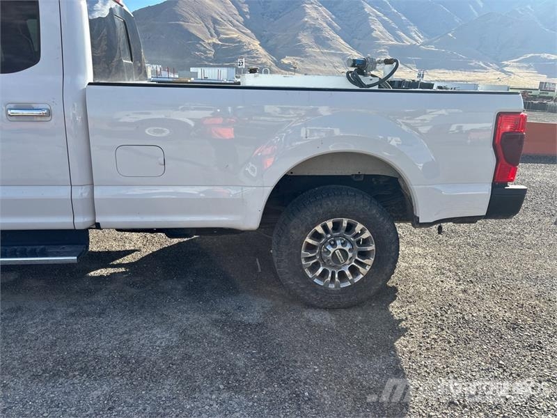 Ford F-350 XLT 4x4 Crew Cab Pickup Other