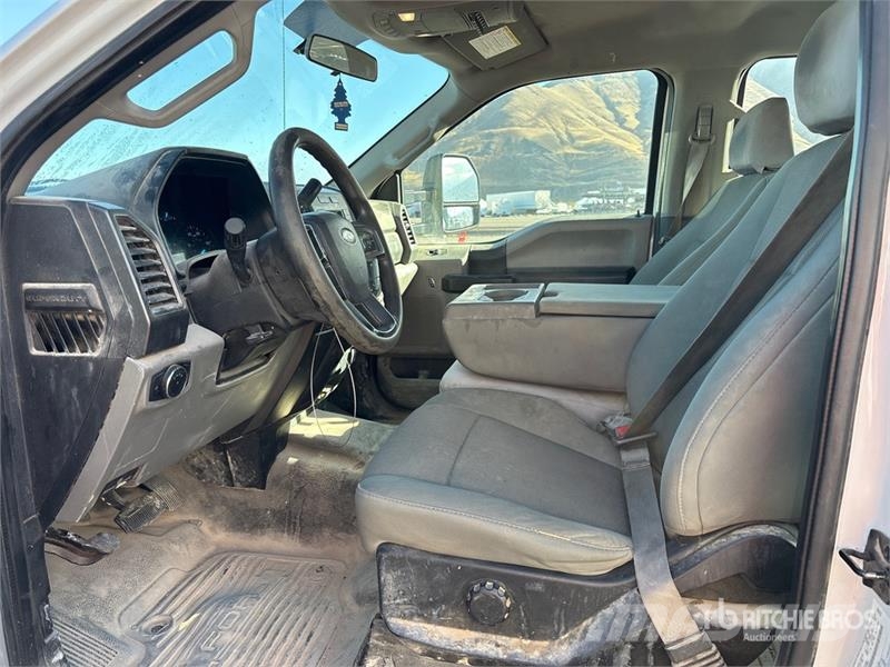 Ford F-350 XLT 4x4 Crew Cab Utility Truck Bestelwagens met open laadbak