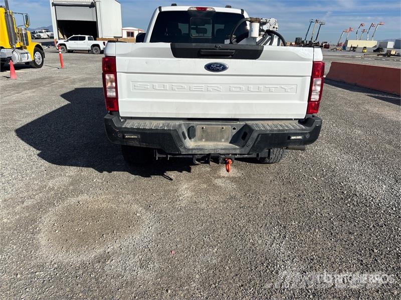 Ford F-350 XLT 4x4 Crew Cab Pickup Other