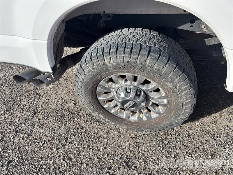 Ford F-350 XLT 4x4 Crew Cab Pickup Other