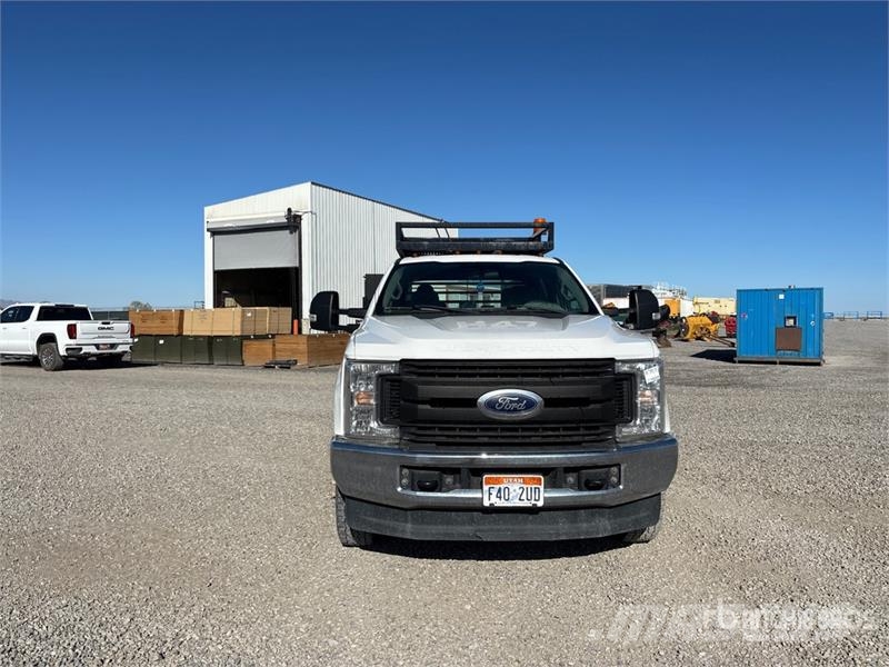 Ford F-350 XLT 4x4 Crew Cab Utility Truck Bestelwagens met open laadbak