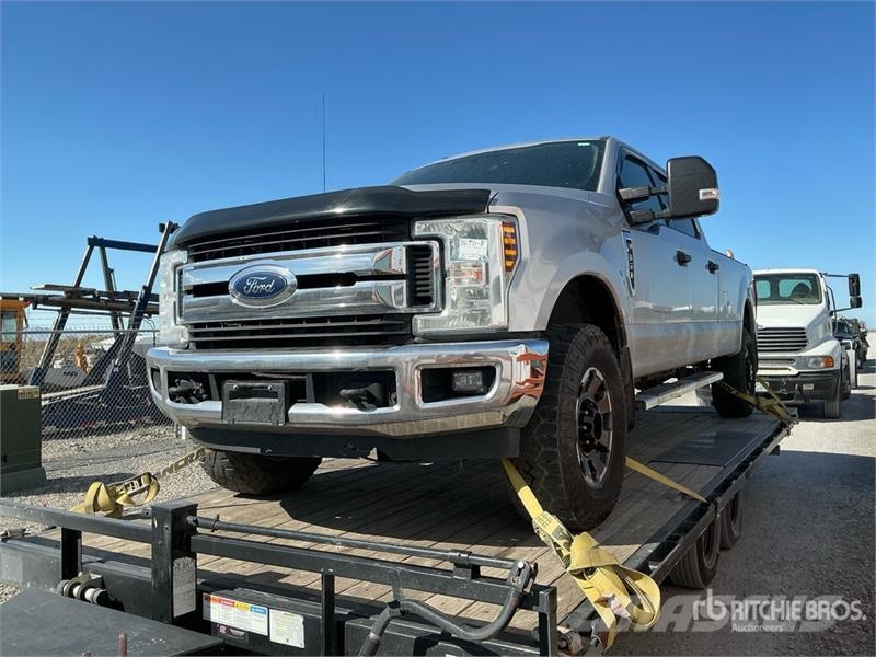 Ford F-350 XLT 4x4 Crew Cab Pickup Ostalo