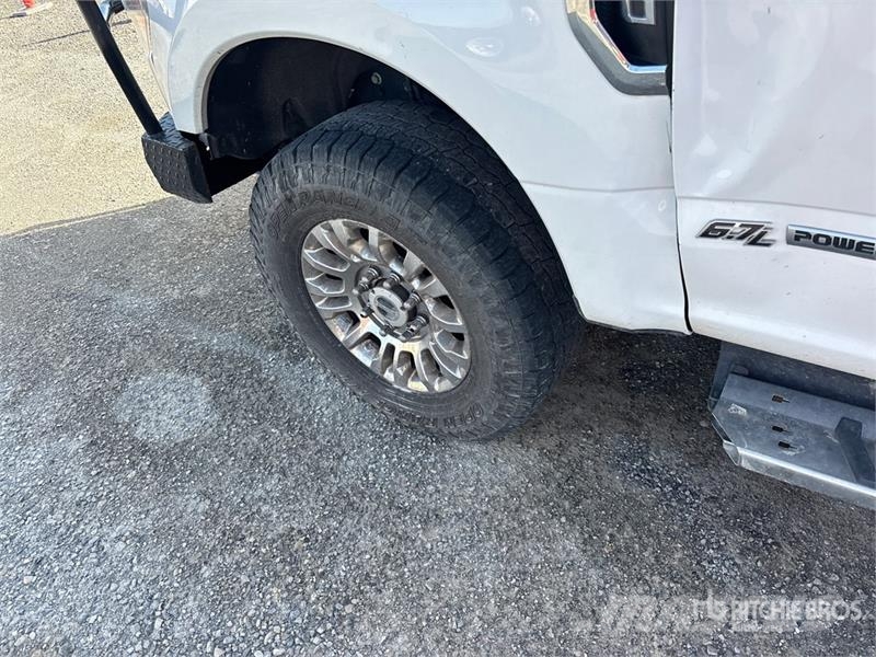 Ford F-350 XLT 4x4 Crew Cab Pickup Other