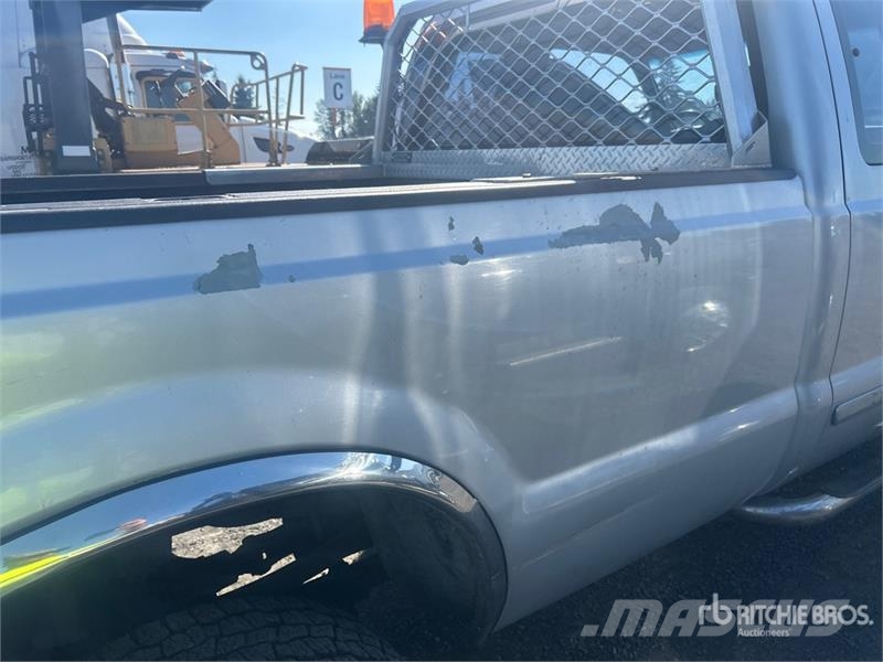 Ford F-350 XLT 4x4 Extended Cab Pickup Egyéb