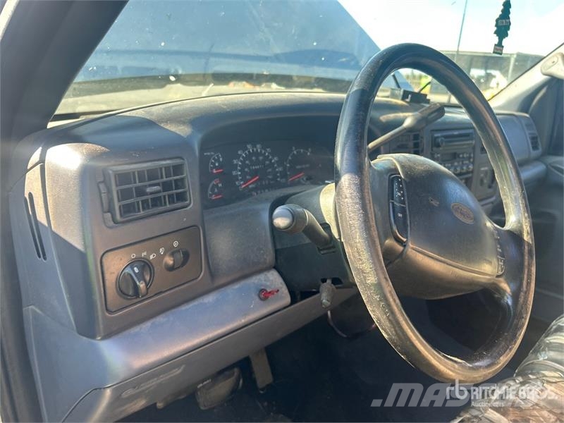 Ford F-350 XLT 4x4 Extended Cab Pickup Egyéb