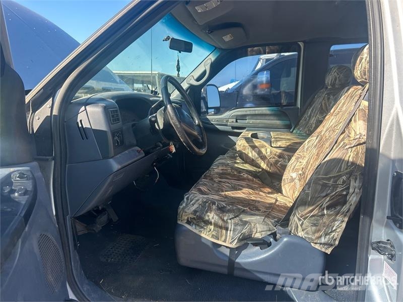Ford F-350 XLT 4x4 Extended Cab Pickup Egyéb