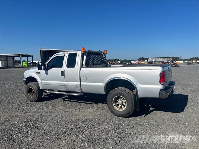 Ford F-350 XLT 4x4 Extended Cab Pickup Egyéb