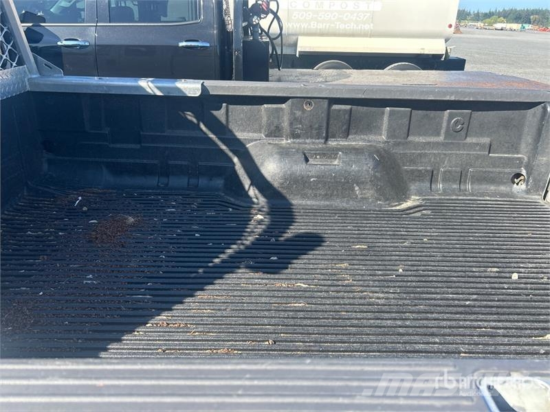 Ford F-350 XLT 4x4 Extended Cab Pickup Egyéb