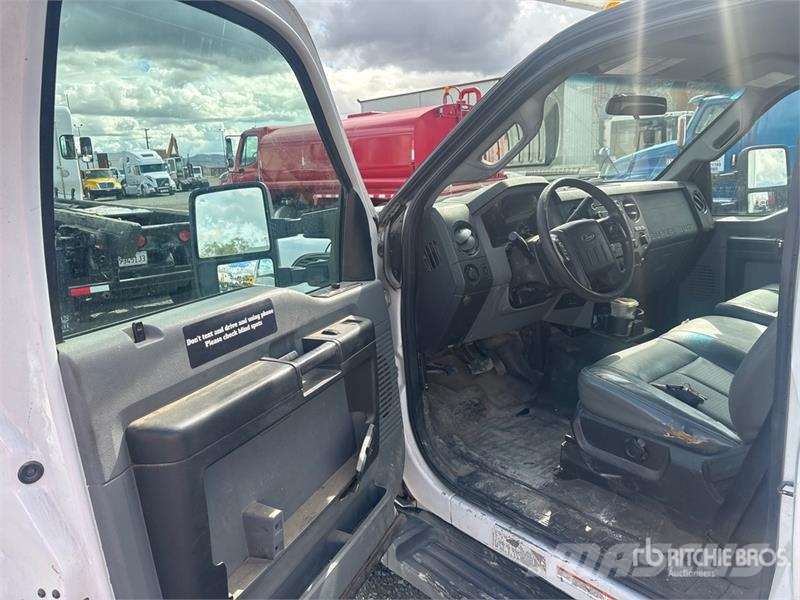 Ford F-450 شاحنات مسطحة/مفصلية الجوانب