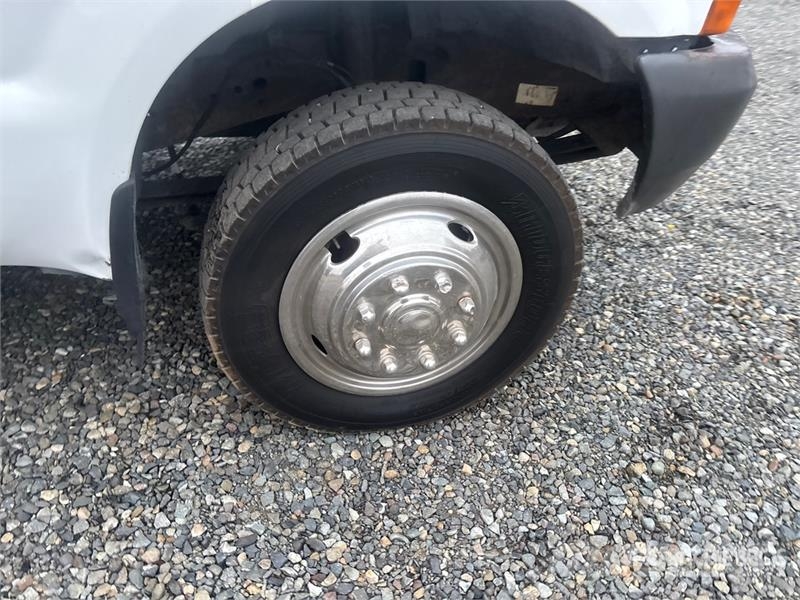 Ford F-450 Tovornjaki s kesonom/platojem
