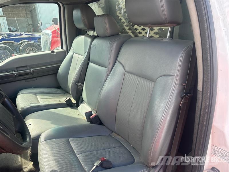 Ford F-450 شاحنات مسطحة/مفصلية الجوانب