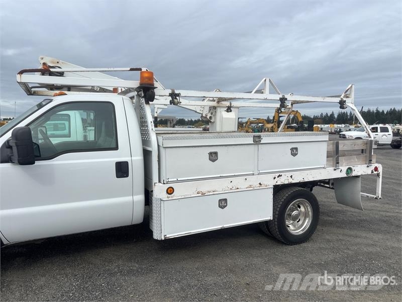 Ford F-450 Tovornjaki s kesonom/platojem