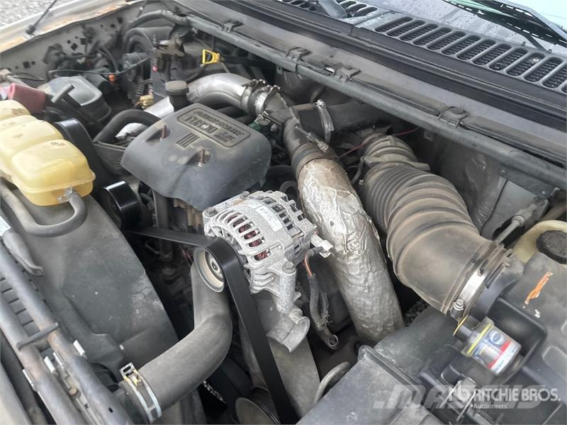 Ford F-450 Tovornjaki s kesonom/platojem