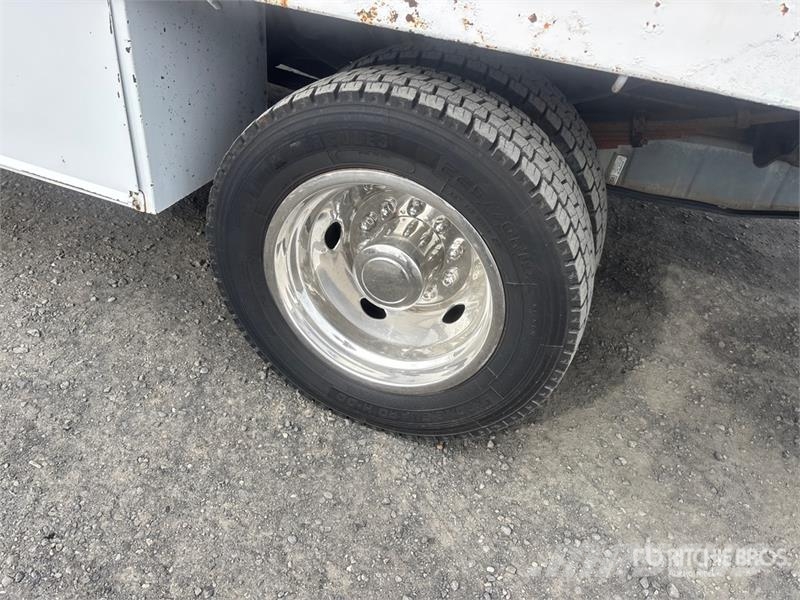 Ford F-450 Tovornjaki s kesonom/platojem