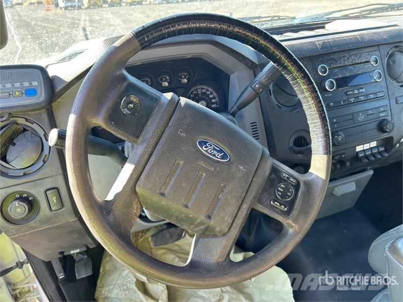 Ford F-450 Tovornjaki s kesonom/platojem