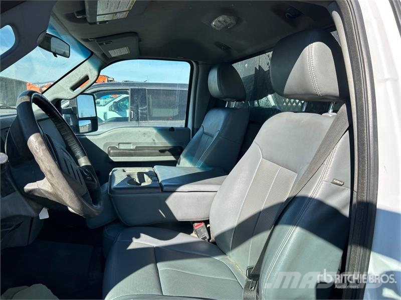 Ford F-450 Tovornjaki s kesonom/platojem