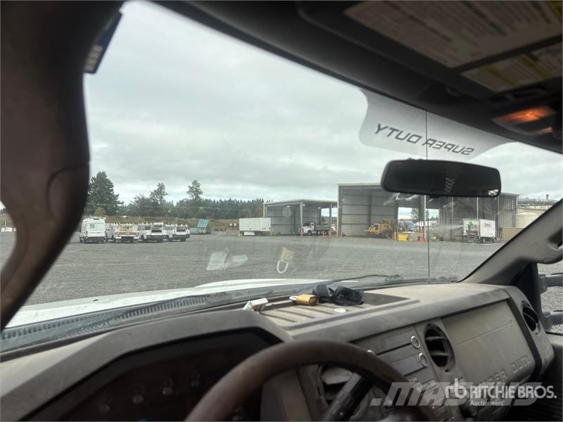 Ford F-450 平板栏板货车