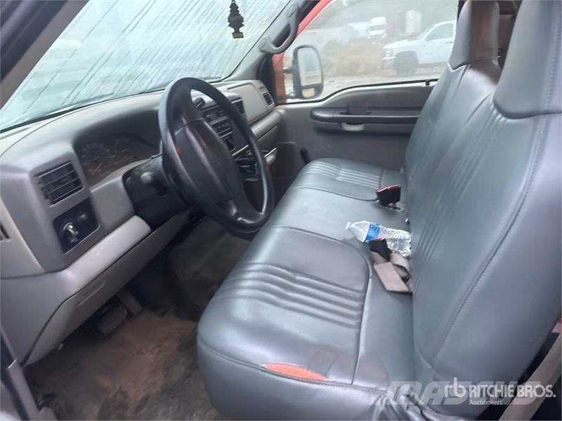 Ford F-450 Tovornjaki s kesonom/platojem