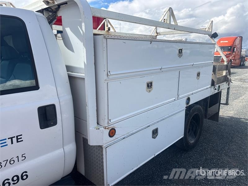 Ford F-450 شاحنات مسطحة/مفصلية الجوانب