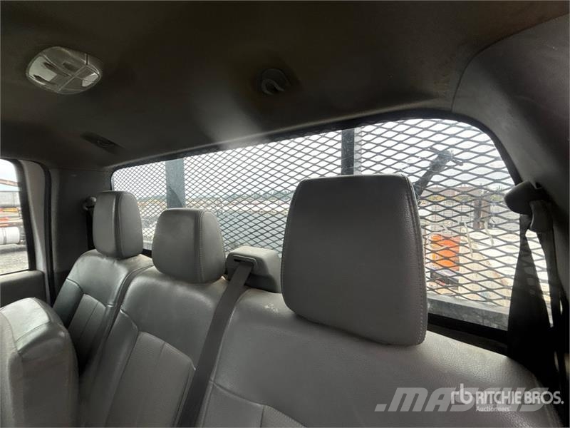Ford F-450 平板栏板货车