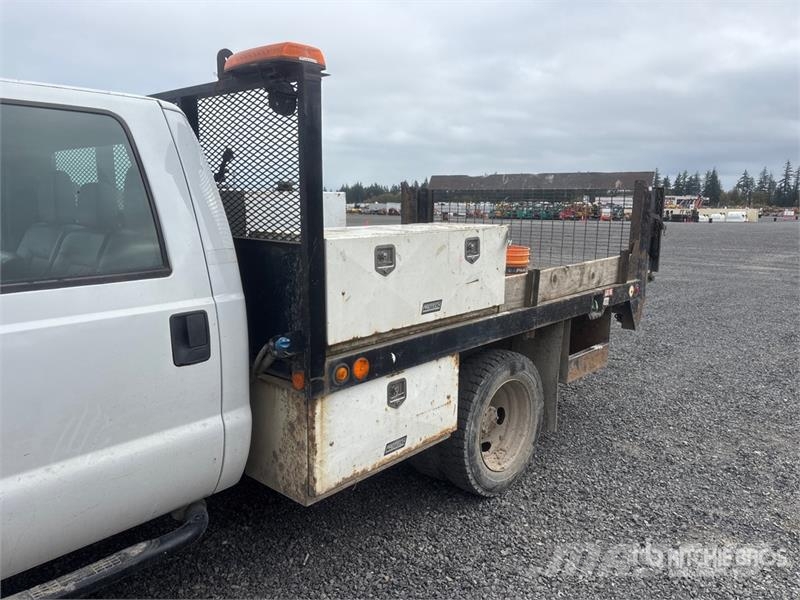 Ford F-450 平板栏板货车
