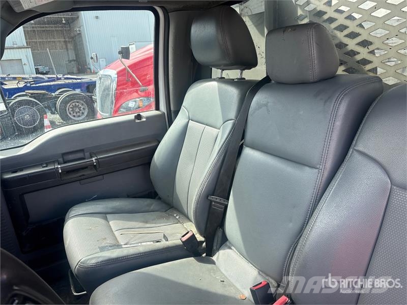 Ford F-450 شاحنات مسطحة/مفصلية الجوانب