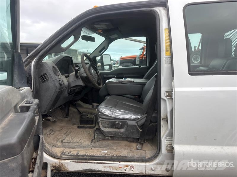 Ford F-450 平板栏板货车