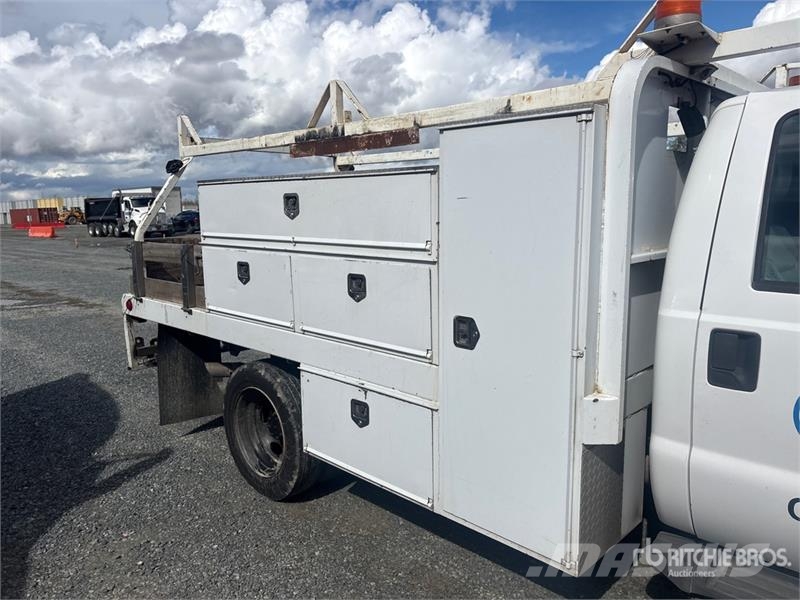 Ford F-450 شاحنات مسطحة/مفصلية الجوانب