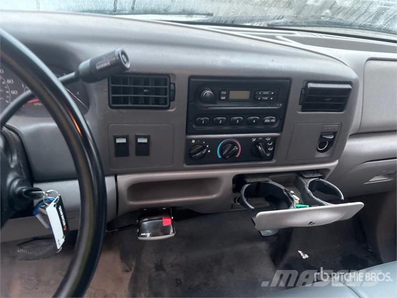 Ford F-450 Tovornjaki s kesonom/platojem