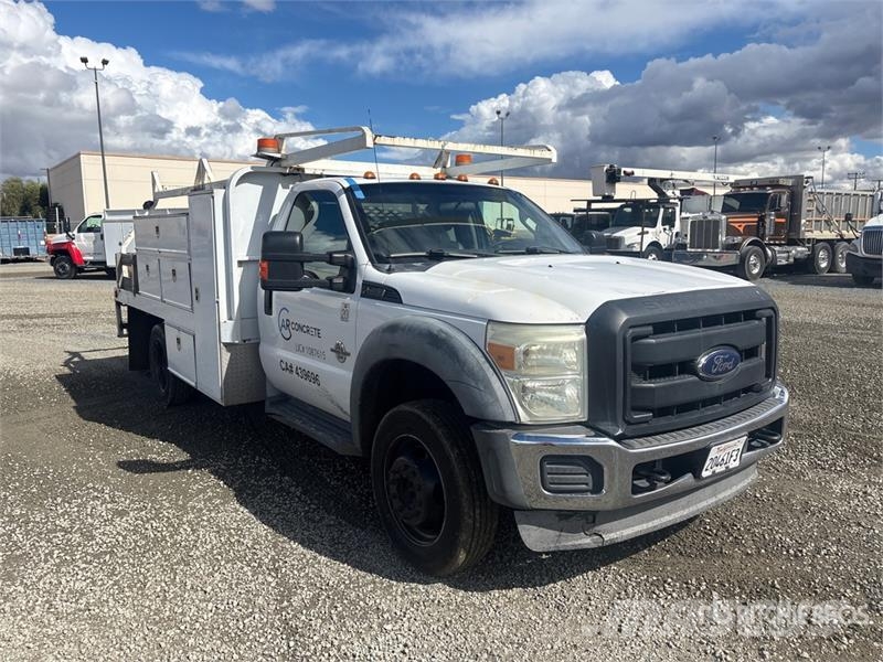 Ford F-450 شاحنات مسطحة/مفصلية الجوانب
