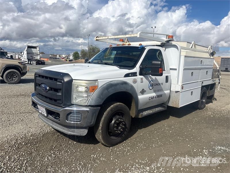 Ford F-450 شاحنات مسطحة/مفصلية الجوانب